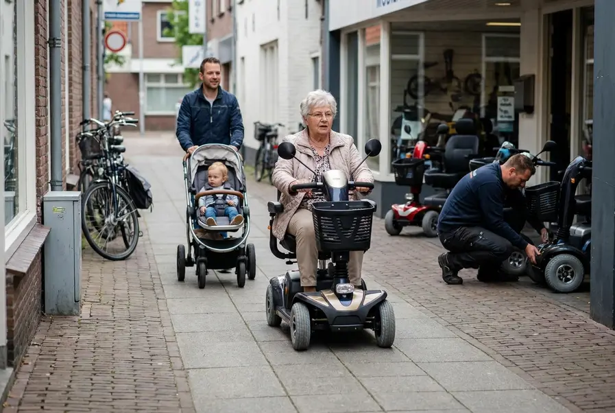scootmobiel op de stoep